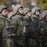 Soldados ucranianos durante la visita de Zelenski a Jersón este lunes.