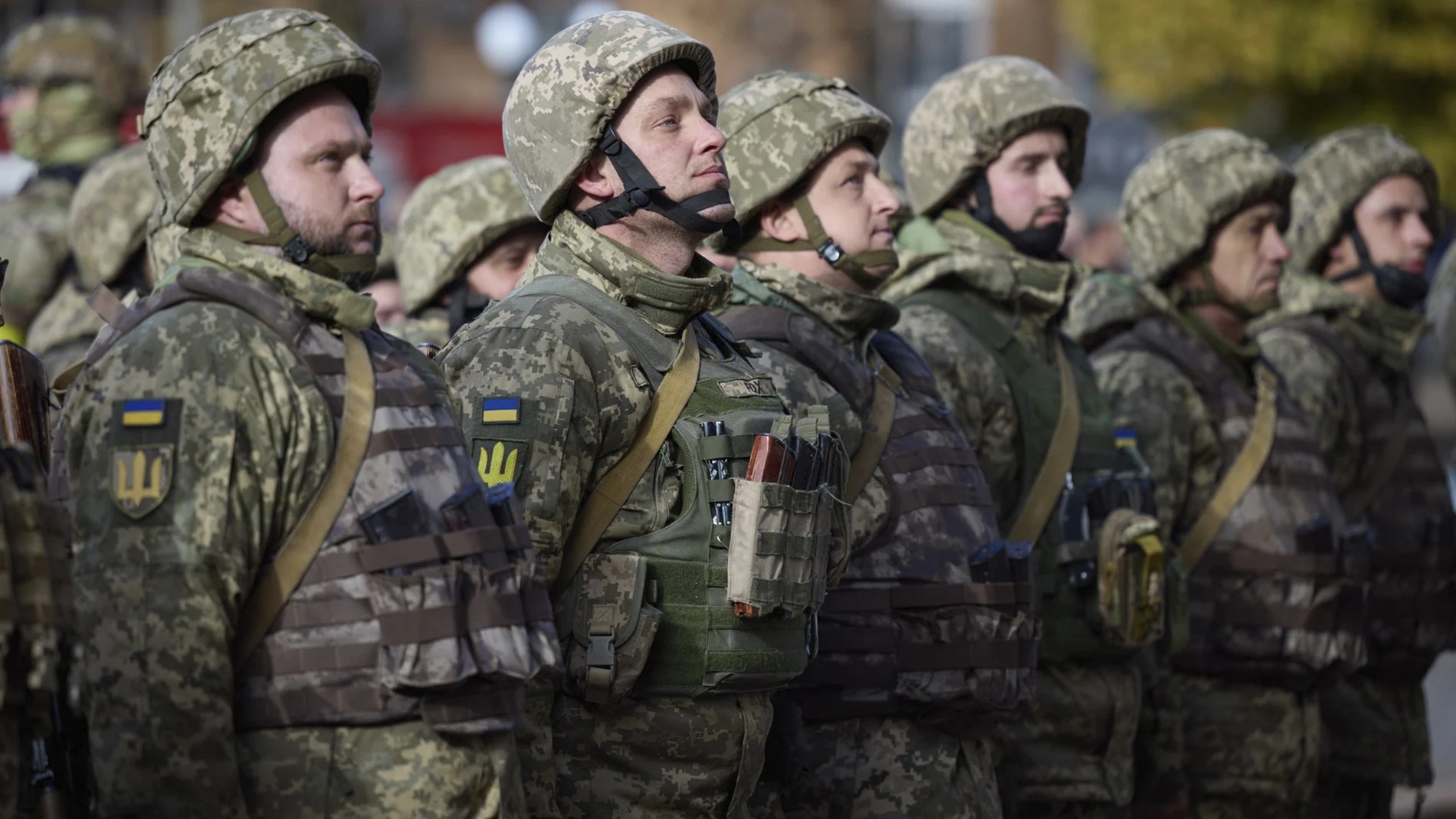 Soldados ucranianos durante la visita de Zelenski a Jersón este lunes.