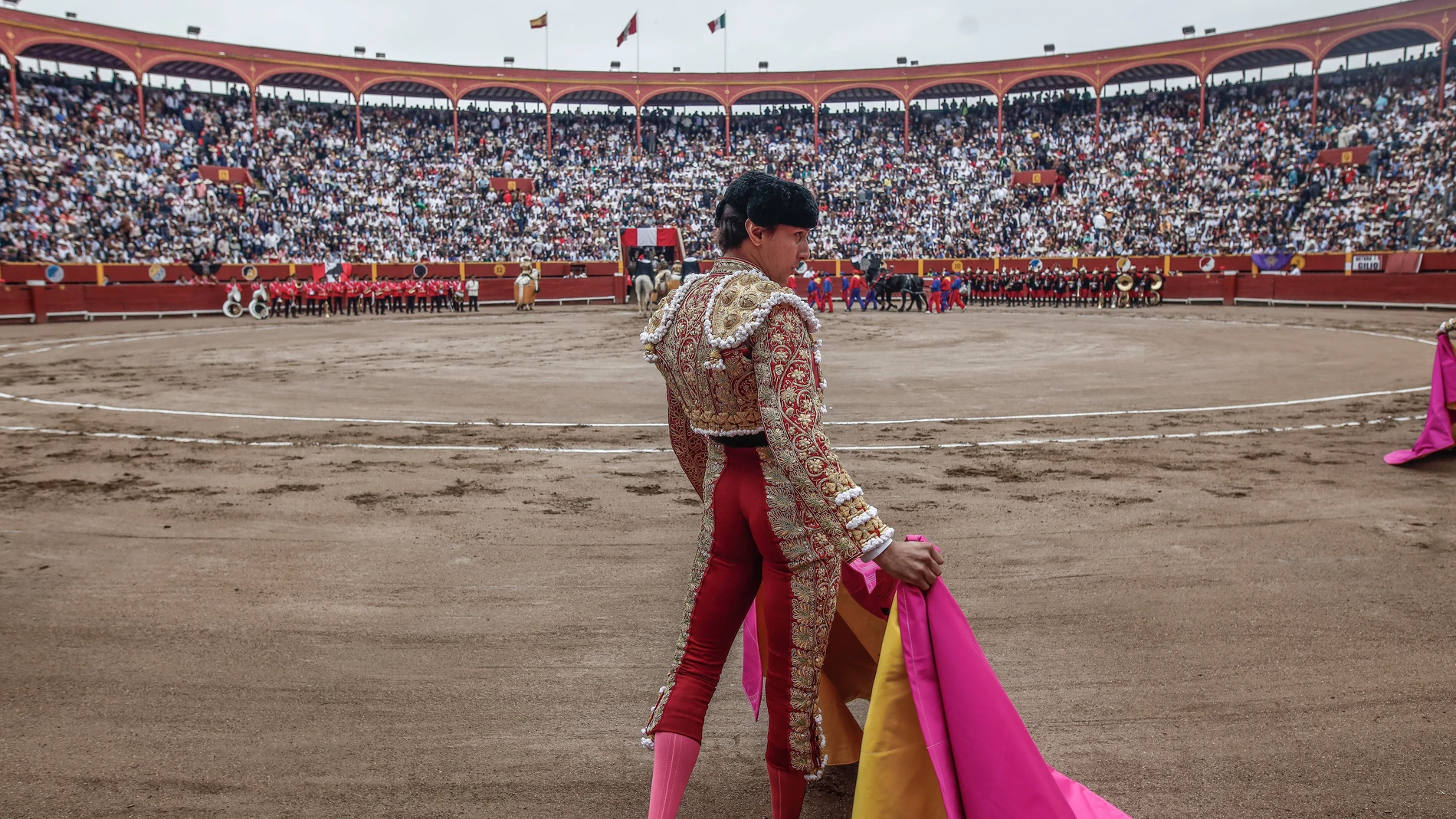 AME3080. LIMA (PERÚ), 13/11/2022.- El torero peruano Andrés Roca Rey actúa durante la última corrida de toros en la Plaza de Acho, hoy, en Lima (Perú). EFE/ Aldair Mejia