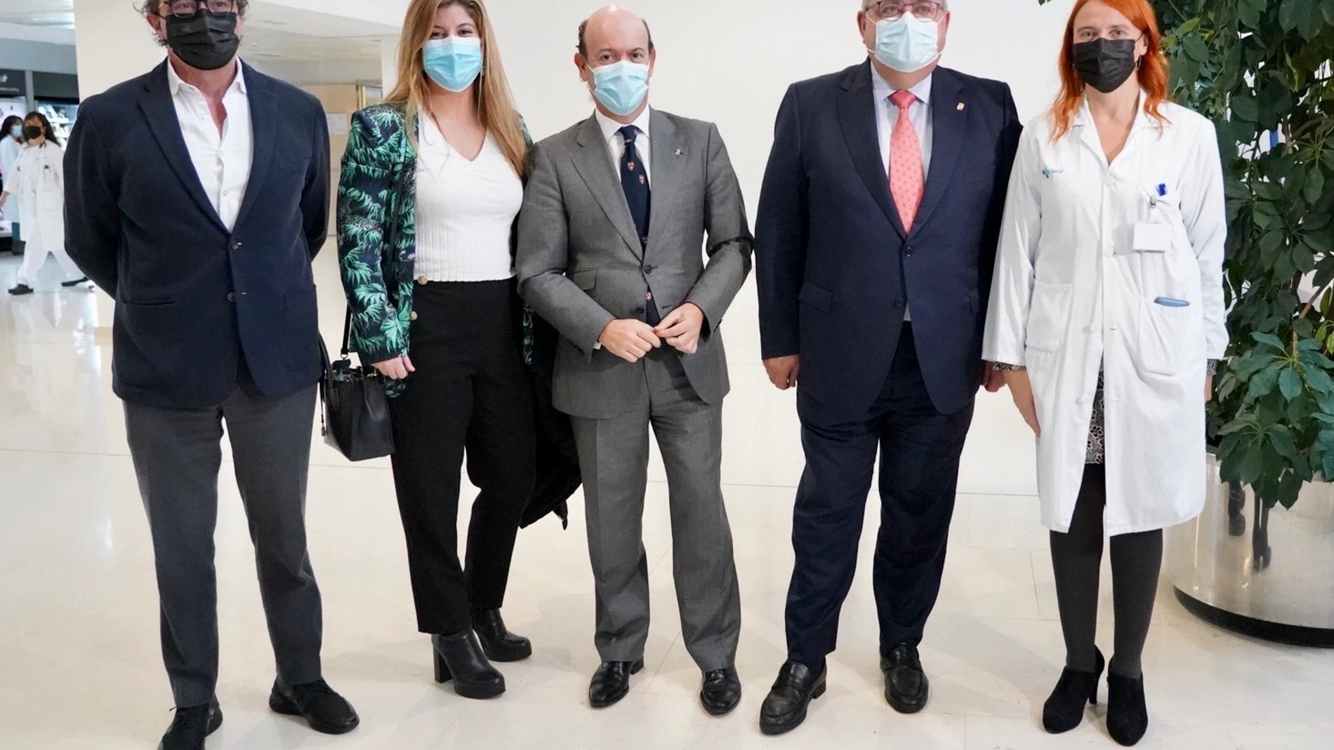 La nueva gerente del Hospital Universitario Río Hortega de Valladolid, Belén Cantón, junto al consejero Alejandro Vázquez, Jesús García-Cruces y Raquel Alonso, entre otros