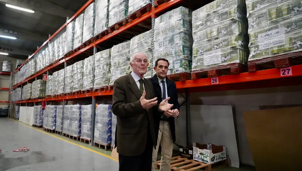 El presidente de la Diputación de Valladolid, Conrado Íscar, y el presidente de la Fundación Banco de Alimentos, Jesús Mediavilla, firman una adenda al convenio de colaboración entre ambas instituciones para facilitar que la entidad pueda acceder a productos básicos como la leche