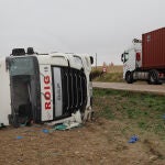 Fallece un camionero tras salirse de la vía y volcar en la CL-619 a la altura de Baltanás (Palencia)