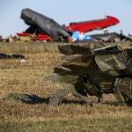 Restos de los dos aviones militare que colisionaron el sábado en Dallas durante la exhibición aérea