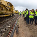 El alcalde de Soria, Carlos Martínez, y la presidenta de Adif, María Luisa Domínguez y la delegada de Gobierno, Virginia Barcones visitan las obras de renovación de la vía férrea en Tardelcuende