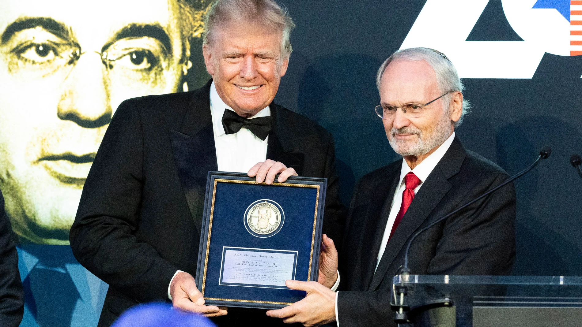 Donald Trump recibe en Medallón de Oro Theodor Herzl de la Organización Sionista de Estados Unidos