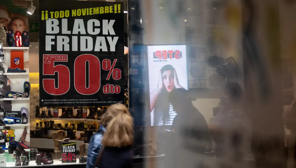 Una persona pasa por delante de un cartel publicitario del &quot;Black Friday&quot; en Madrid