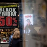Una persona pasa por delante de un cartel publicitario del "Black Friday" en Madrid