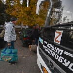 Las personas evacuadas de la región de Jersón suben a los autobuses en el centro de alojamiento temporal de Dzhankoi, Crimea