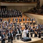 El director Claus Peter Flor junto a la Orquesta y Coro Sinfónico de Milán