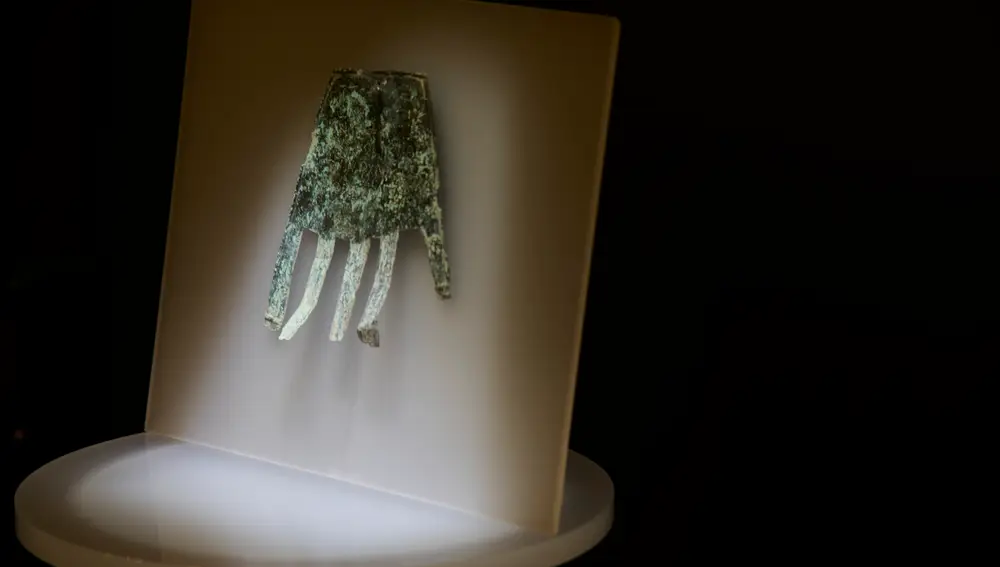 Mano de bronce con el texto más antiguo en lengua vascónica hallada en el yacimiento arqueológico del monte Irulegi