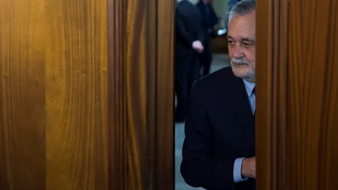 El expresidente andaluz José Antonio Griñán accede a la sala de la Audiencia de Sevilla donde tiene lugar el juicio de la pieza política del caso ERE para comenzar su declaración, al rechazar el exconsejero de Empleo Antonio Fernández seguir contestando al juez.