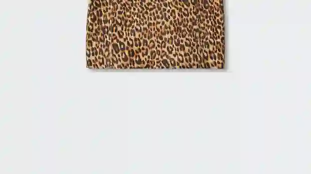 Falda satinada animal print, de Mango