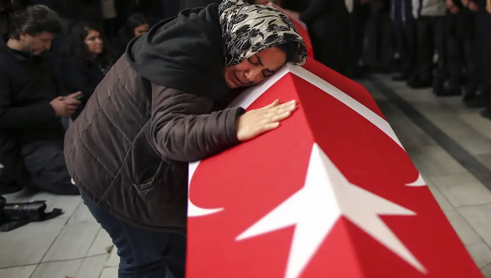 Familiares y amigos de Arzu Ozsoy y su hija de 15 años Yagmur Ucar, que murieron en la explosión ocurrida el domingo en la avenida Istiklal, asisten a su funeral en Estambul