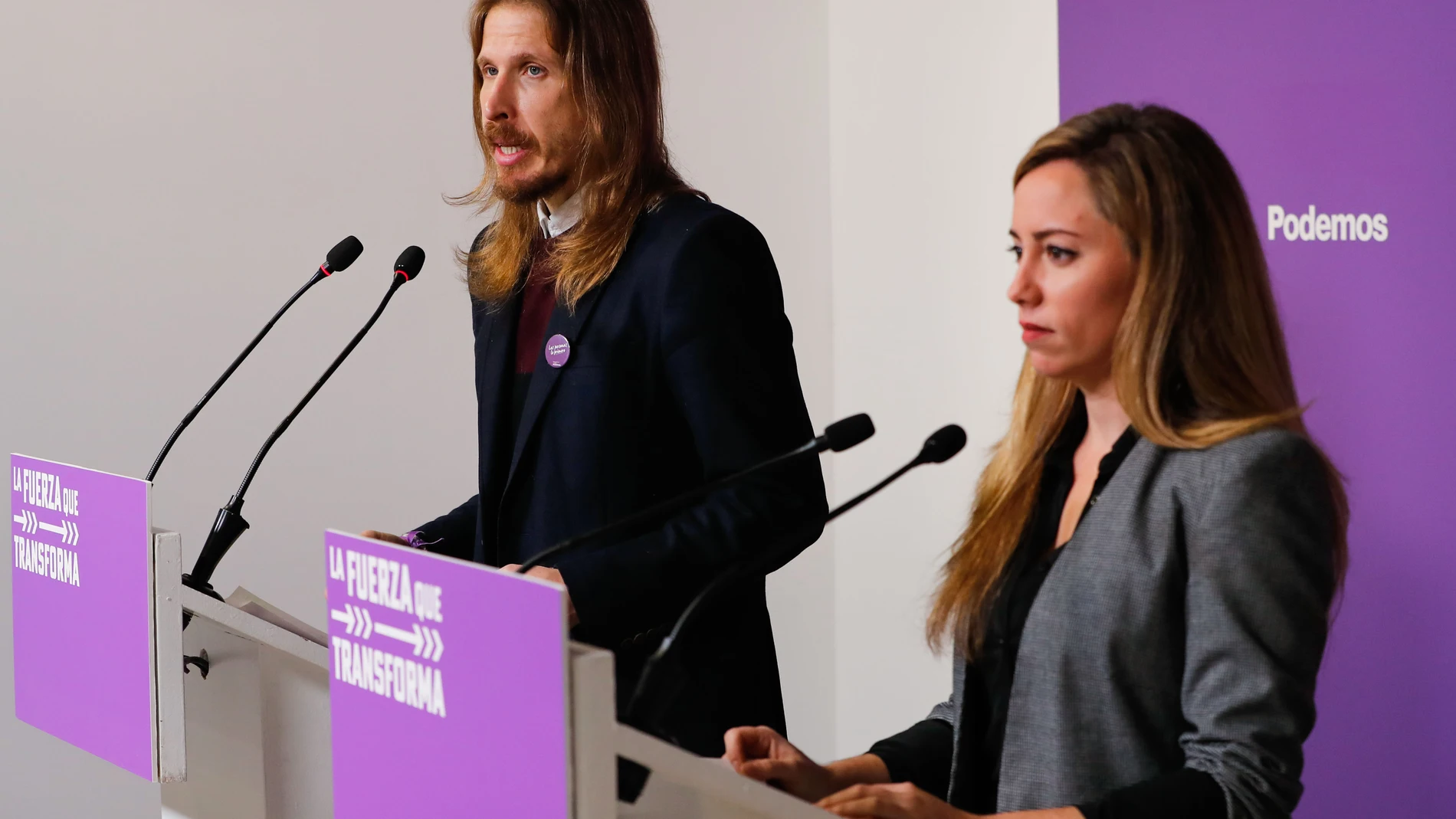 La secretaria de Acción Institucional de Podemos,María Teresa Pérez, y el portavoz de Podemos, Pablo Fernández, durante la rueda de prensa ofrecida este lunes en la sede de la formación, en Madrid.