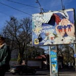 Los restos de un cartel ruso en una calle de la liberada ciudad de Jersón