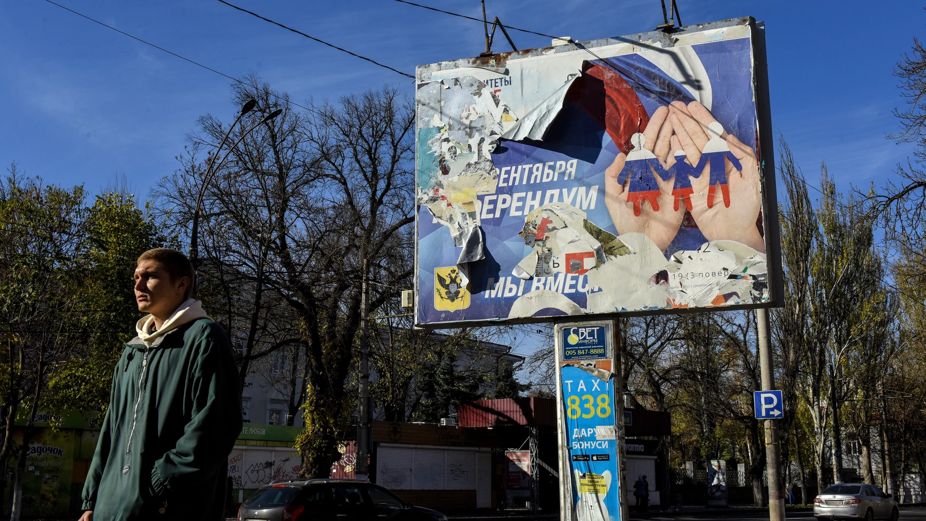 Los restos de un cartel ruso en una calle de la liberada ciudad de Jersón