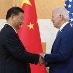 El presidente Joe Biden estrecha la mano a su homólogo chino, Xi Jinping