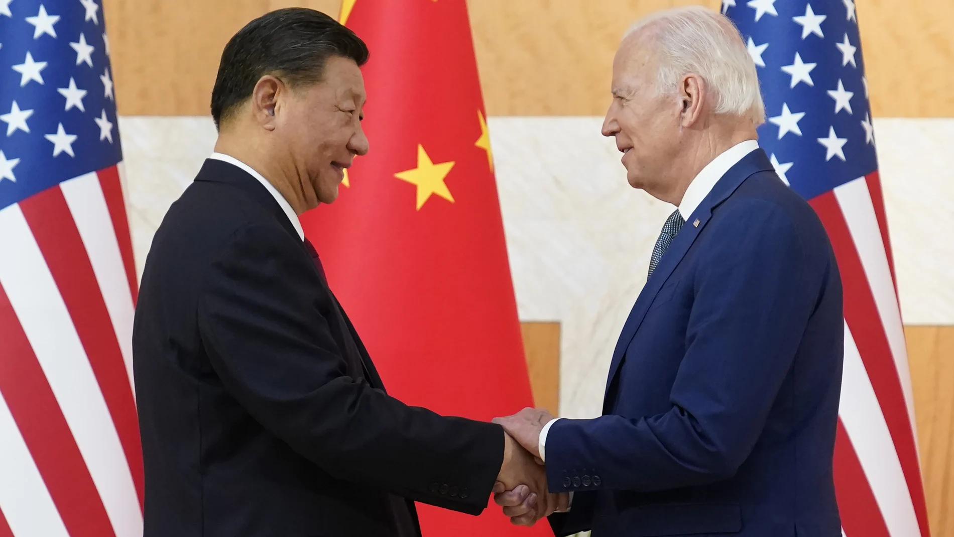 El presidente Joe Biden estrecha la mano a su homólogo chino, Xi Jinping