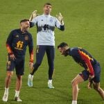 Busquets, Jordi Alba y David Raya bromean durante un entrenamiento