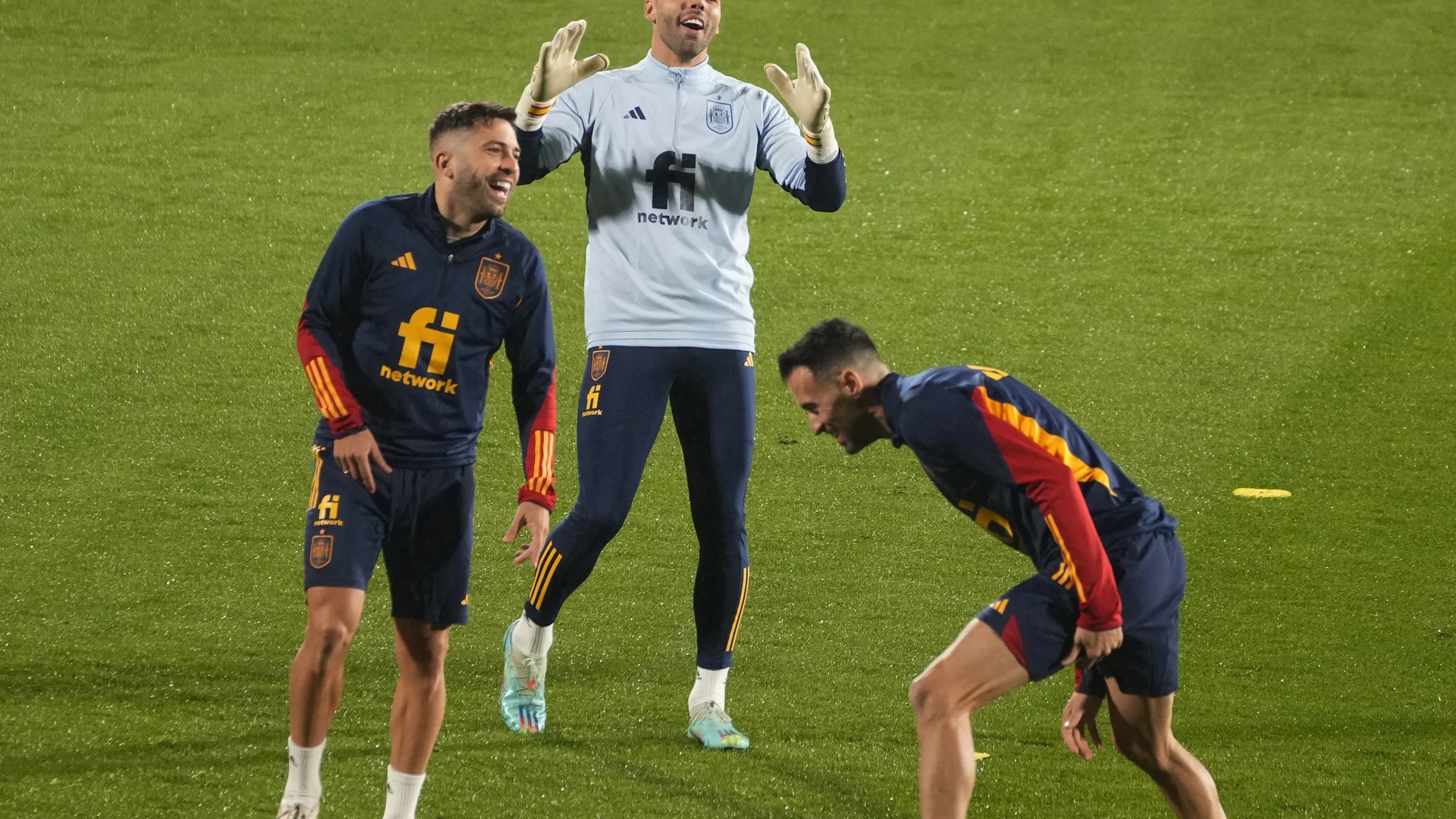Busquets, Jordi Alba y David Raya bromean durante un entrenamiento