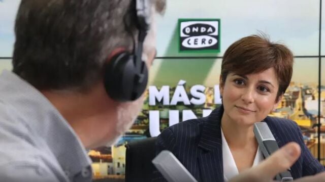 El periodista Carlos Alsina entrevista a la portavoz del Gobierno, Isabel Rodríguez en su programa Más de Uno