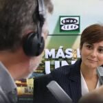 El periodista Carlos Alsina entrevista a la portavoz del Gobierno, Isabel Rodríguez en su programa Más de Uno