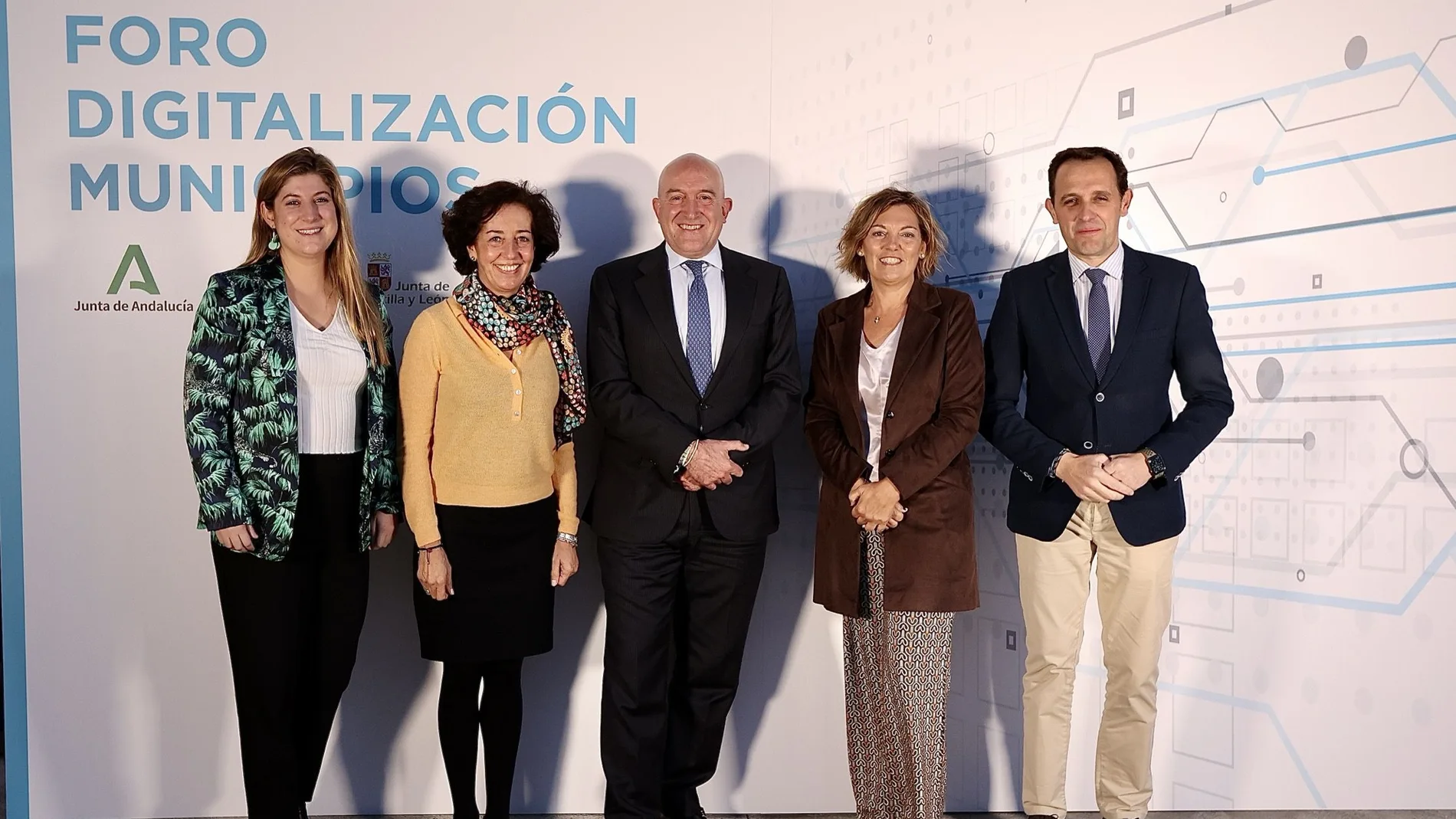 El consejero de Presidencia, Jesús Julio Carnero participa en el Foro de digitalización de los municipios. En La imagen junto a Conrado Íscar, Milagros Marcos, Mercedes Cantalapiedra y Raquel Alonso