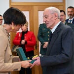 La directora general de la Guardia Civil, María Gámez, reconoce al veterano más longevo de Palencia, Marino Borrego, durante la inauguración del Puesto del Veterano en la Comandancia de Palencia.