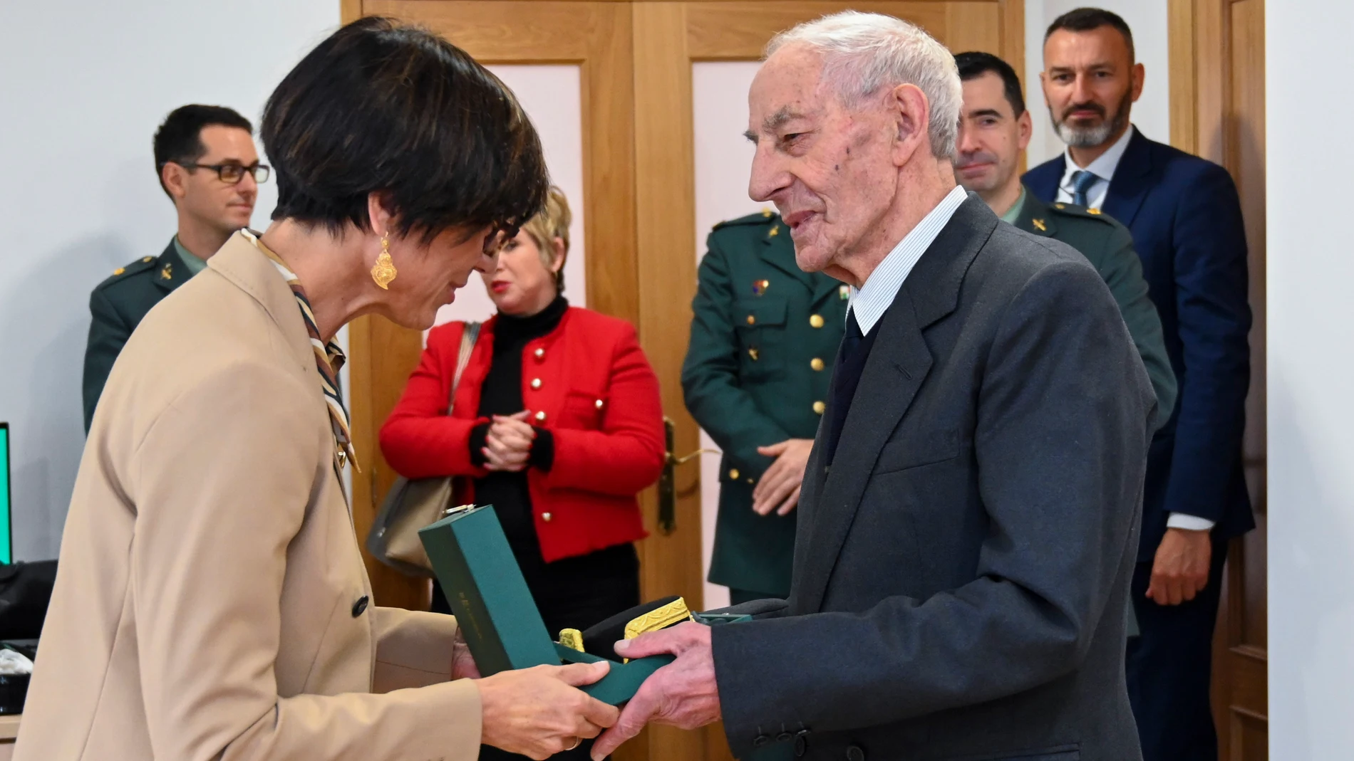 La directora general de la Guardia Civil, María Gámez, reconoce al veterano más longevo de Palencia, Marino Borrego, durante la inauguración del Puesto del Veterano en la Comandancia de Palencia.