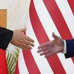 El presidente de EE UU, Joe Biden, da la mano a su homólogo chino, Xi Jinping este lunes en Bali