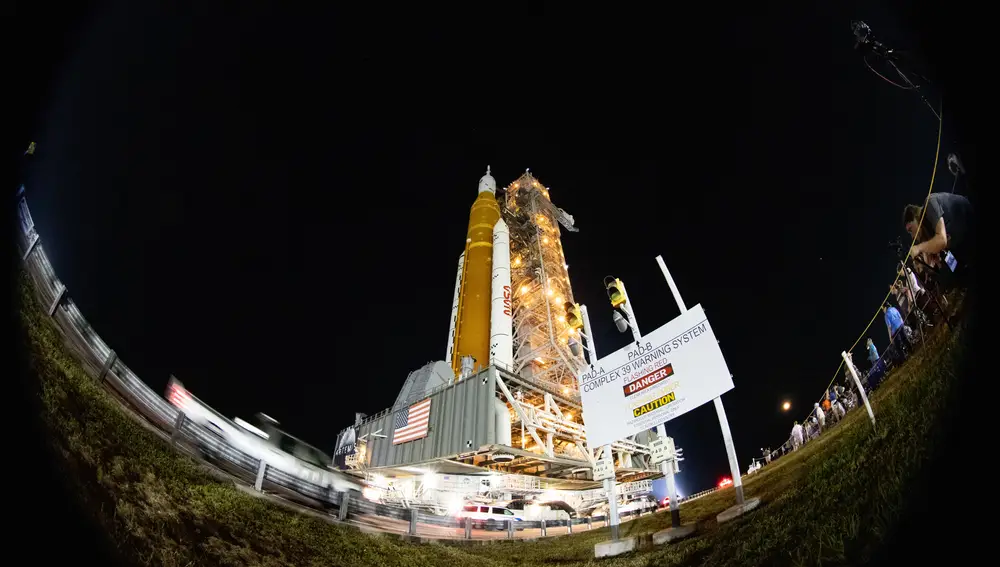 USA2003. CABO CAÑAVERAL (ESTADOS UNIDOS), 15/11/2022.- Fotografía cedida por la NASA donde se muestra el cohete del Sistema de Lanzamiento Espacial (SLS) con la nave espacial Orion a bordo instalado encima de un lanzador móvil en la plataforma de lanzamiento 39B del Centro Espacial Kennedy de la NASA, el 16 de agosto de 2022, en Florida (Estados Unidos). La NASA contempla la misión Artemis I como el inicio de un gran desafío técnico y punto de partida para una investigación de la luna con presencia humana que marcará el desarrollo científico futuro, dijo a EFE Rey Díaz, supervisor de tecnología aeroespacial del Centro Espacial Kennedy. EFE/Joel Kowsky / SOLO USO EDITORIAL/ SOLO DISPONIBLE PARA ILUSTRAR LA NOTICIA QUE ACOMPAÑA (CRÉDITO OBLIGATORIO)