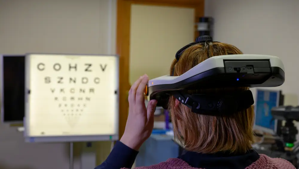 El simulador SimVis Gekko puede mostrarle al paciente cómo va a ser su visión una vez sea operado.