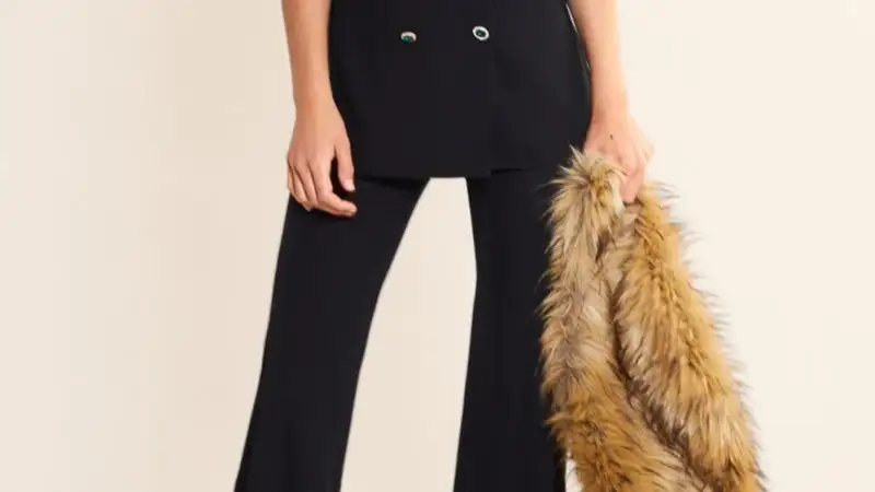 Americana cruzada con detalles de terciopelo y pantalón de campana negro, de Bruna