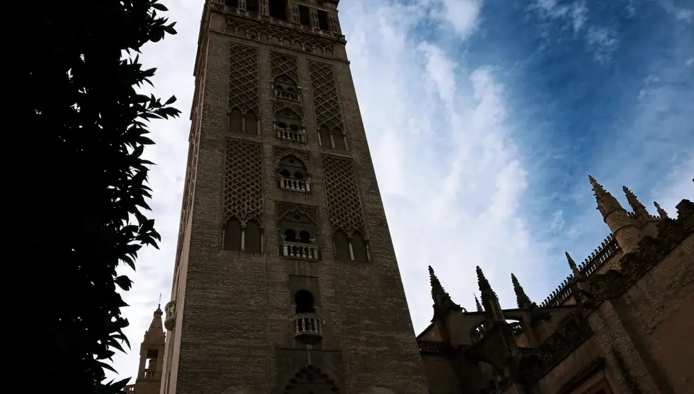 Vista de la cara norte de la Giralda, orientada a la calle Cardenal Amigo Vallejo. ALFREDO GUARDIA-EP