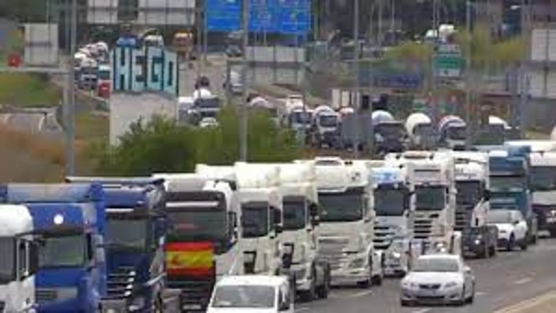Marcha lenta de camiones camino de Madrid
