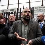 Roberto Saviano habla con la prensa tras dejar la corte de Roma