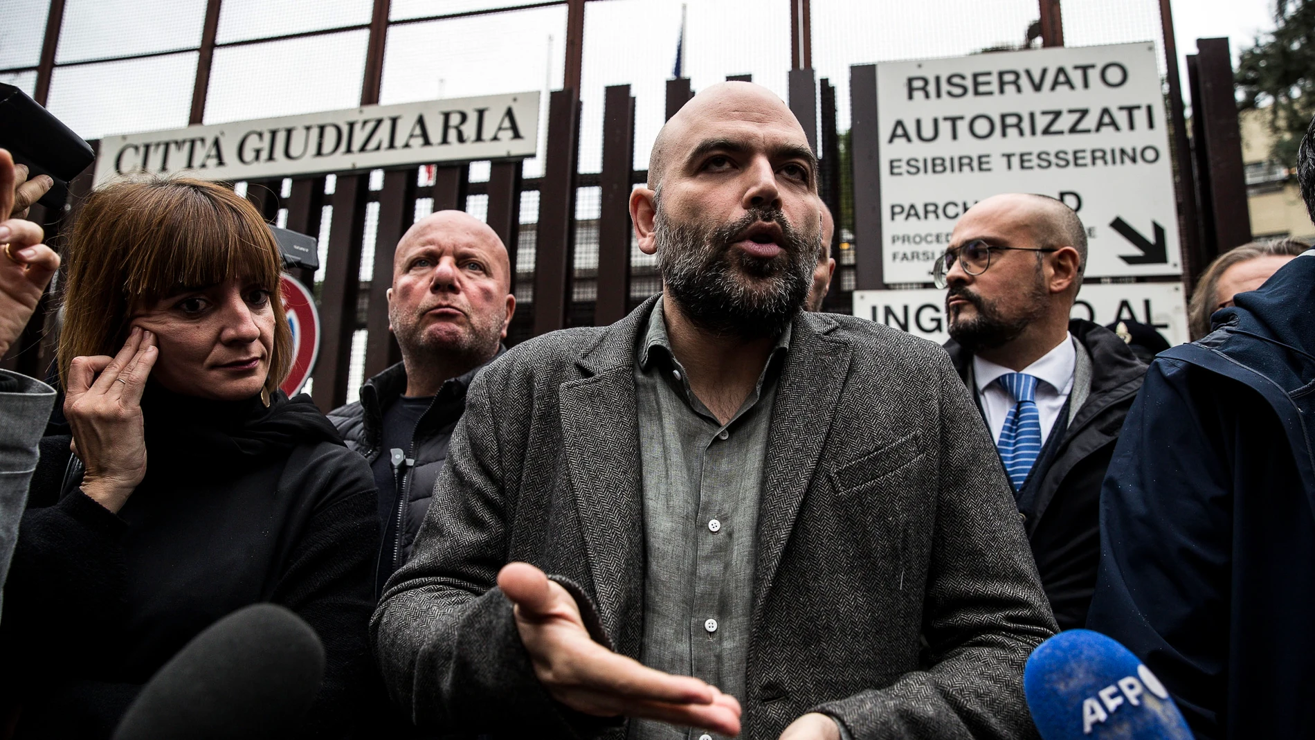Roberto Saviano habla con la prensa tras dejar la corte de Roma