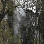 Un edificio dañado en el lugar de los bombardeos rusos en Kyiv, Ucrania
