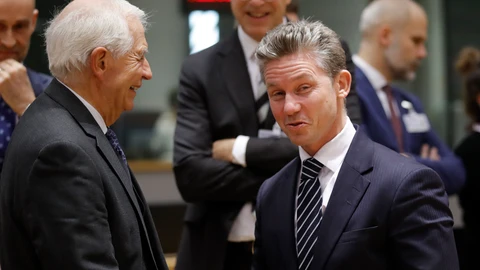 Pal Jonson, el ministro de Defensa sueco, junto al Alto Representante de la UE, Josep Borrell, el lunes en Bruselas