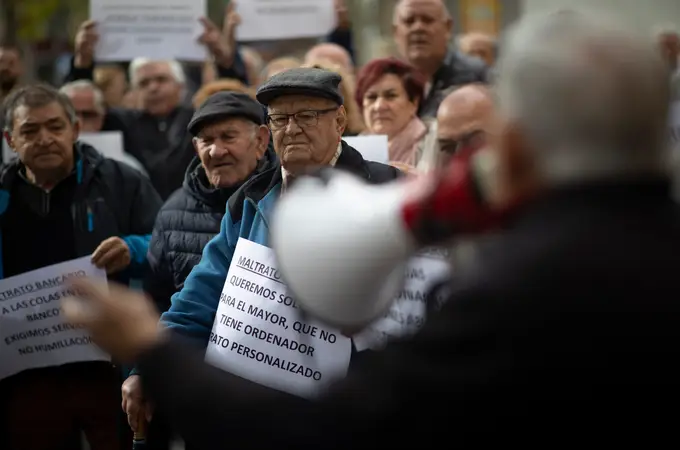 Los mayores de Orcasitas se levantan contra los bancos: “No somos idiotas”
