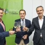 El presidente de la Diputación de Valladolid, Conrado Íscar, brinda con un verdejo de Rueda junto a Carlos Yllera, presidente de la DO, y Santiago Mora, director general