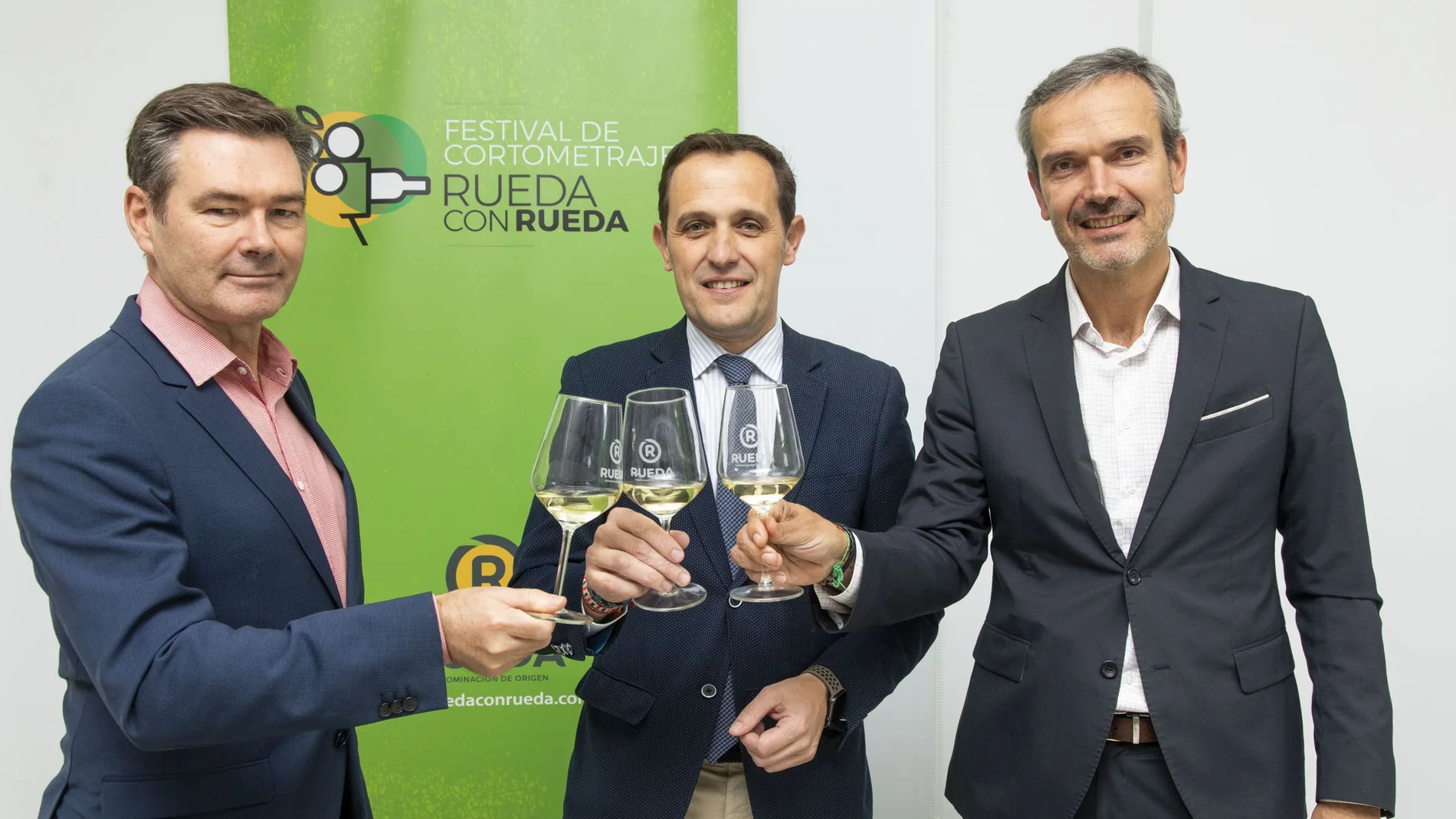 El presidente de la Diputación de Valladolid, Conrado Íscar, brinda con un verdejo de Rueda junto a Carlos Yllera, presidente de la DO, y Santiago Mora, director general