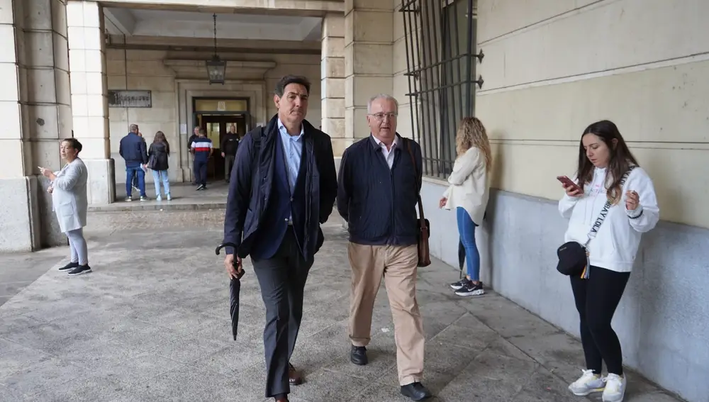 El exconsejero de Empleo, Antonio Fernández, entrando este martes en los juzgados. FRANCISCO J. OLMO / EUROPA PRESS
