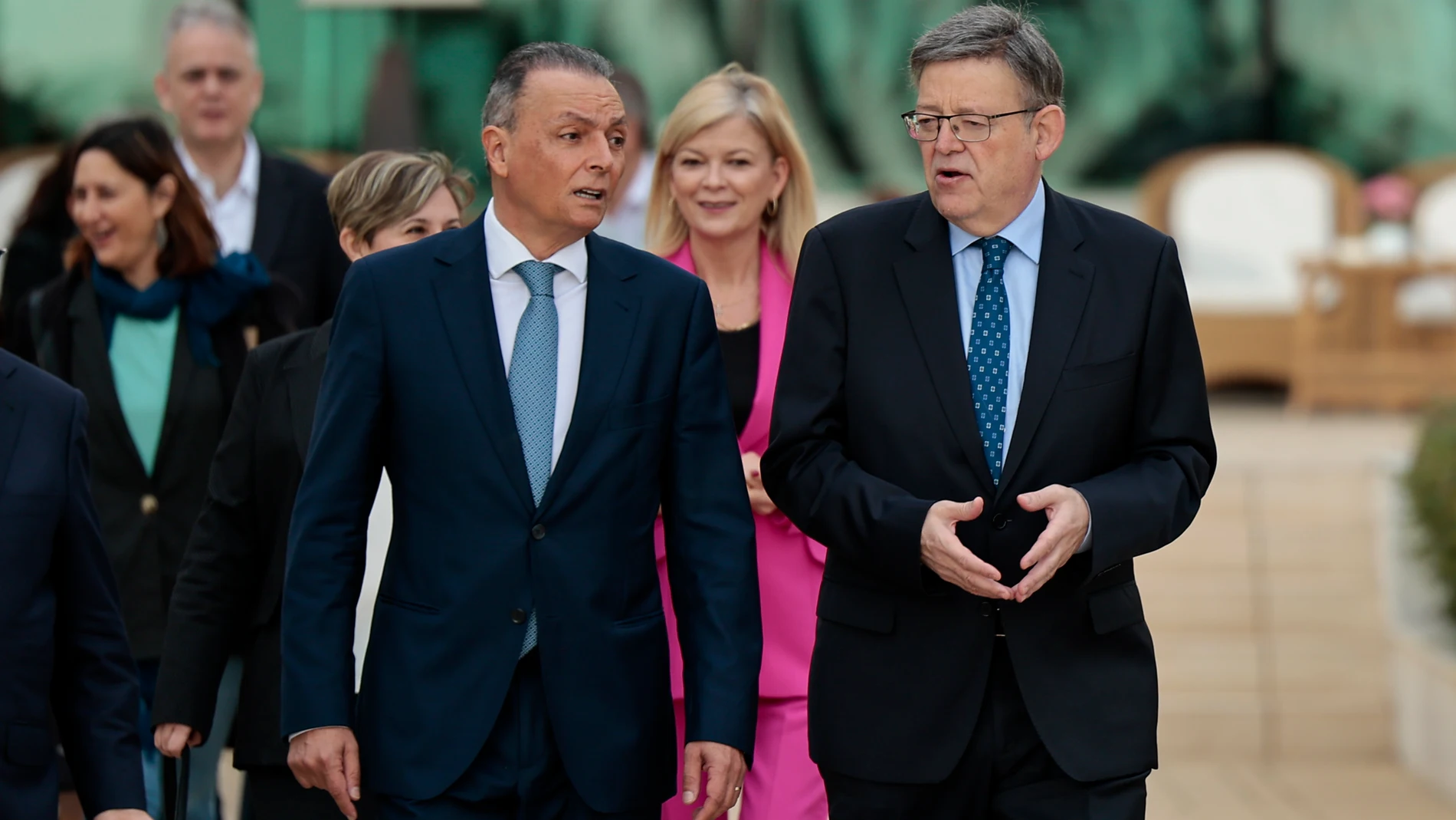 El president de la Generalitat, Ximo Puig, conversa con el presidente de la Confederación Empresarial de la Comunitat Valenciana (CEV) y vicepresidente de la CEOE, Salvador Navarro