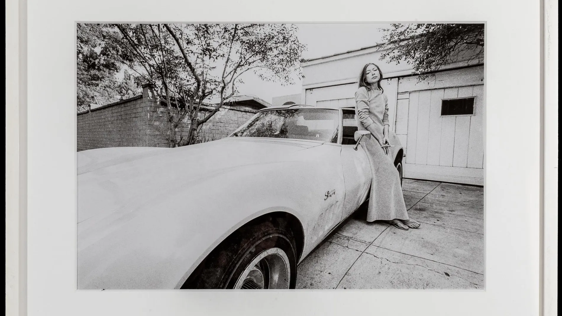 La mítica fotografía de Joan Didion posando con su Stingray Corvette que realizó Julian Wasser