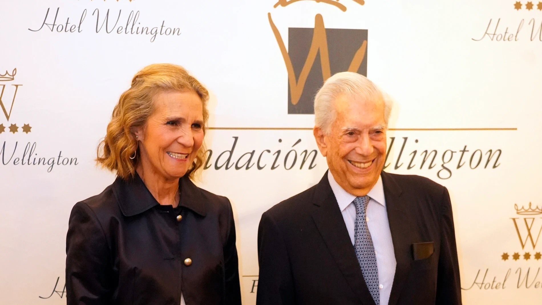 Mario Vargas Llosa y la Infanta Elena durante la entrega del 'Capote de las Artes 2022'