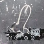 Un nuevo grafiti realizado con el estilo característico del grafitero británico Banksy que representa un vehículo militar ruso con la letra Z se ve en una pared del centro de Kyiv
