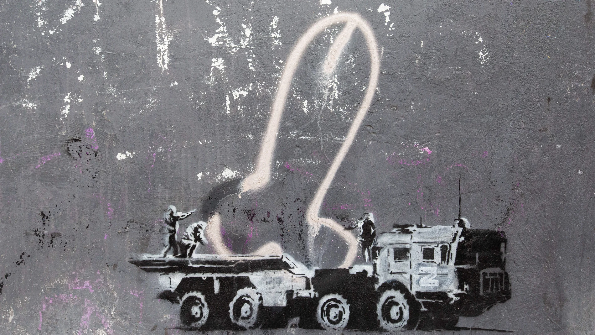 Un nuevo grafiti realizado con el estilo característico del grafitero británico Banksy que representa un vehículo militar ruso con la letra Z se ve en una pared del centro de Kyiv