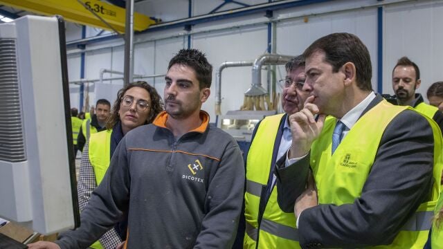 El presidente Fernández Mañuueco, visita la nueva fábrica de carpintería de madera Dicotex del Grupo Feltrero junto a la consejera María González-Corral