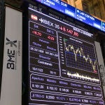 Vista de un panel con el Ibex 35, el principal indicador del parqué madrileño de la Bolsa de Madrid